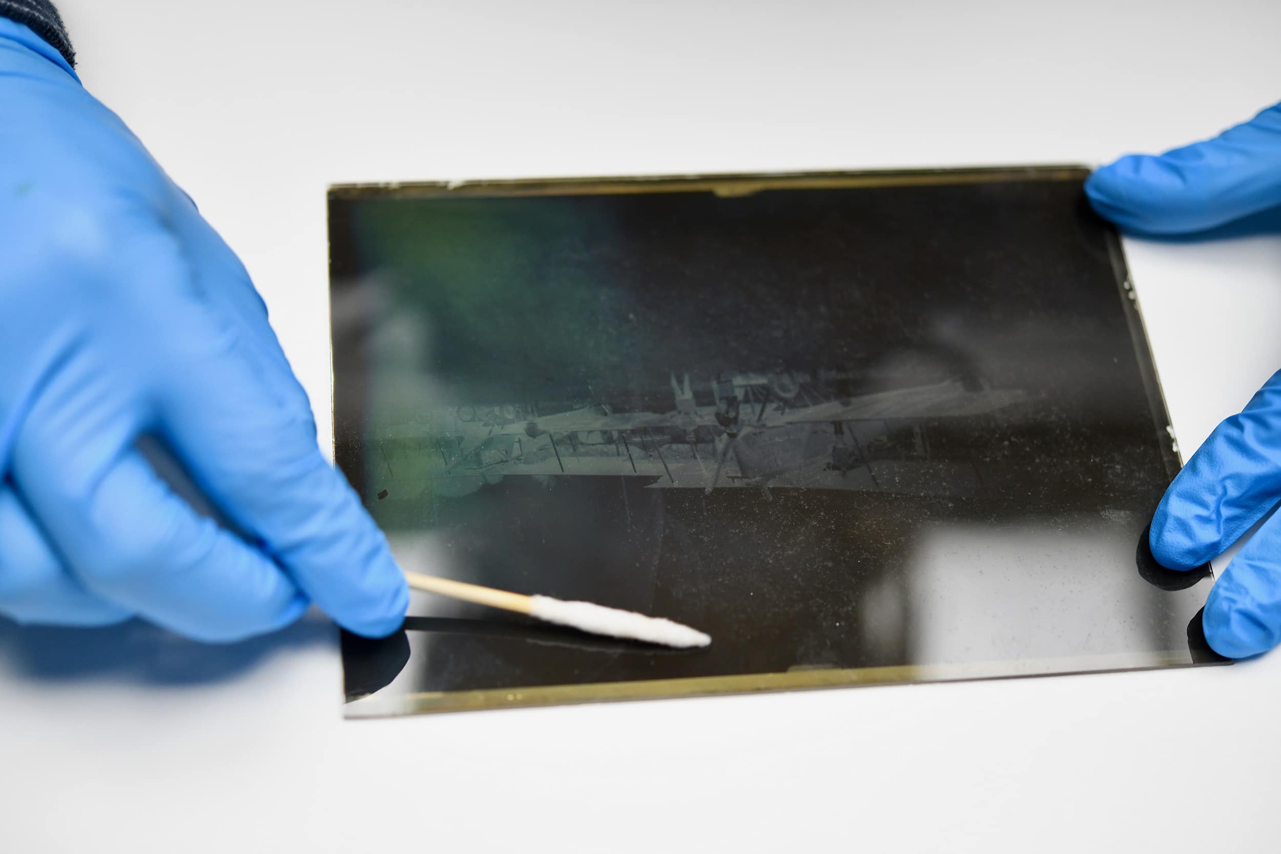 Restauration d'une plaque de verre chez TRIBVN imaging