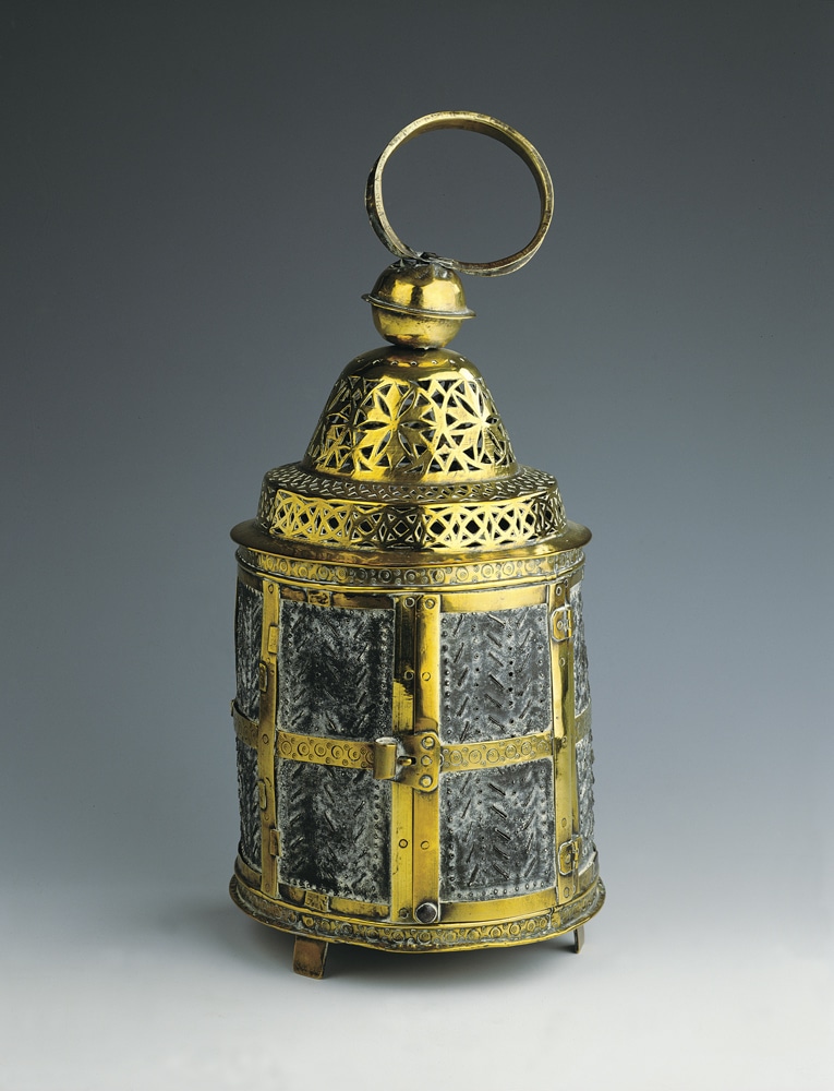 Lanterne portative, 17e-18e siècle, laiton et étain fondu, repoussé et ciselé, lieu d'utilisation passé : Belgique, Province de Liège, Donceel, Jeneffe, église Saint-Lambert. Coll. Fondation Société archéologique de Namur
