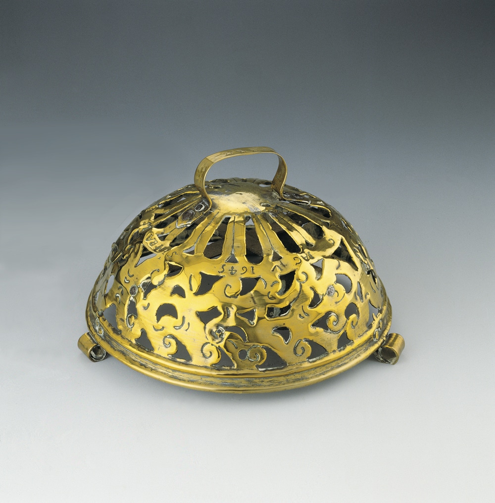 Carillon d'autel, 1645, laiton battu, gravé et ajouré, lieu d'utilisation passé : Belgique, Province de Namur, Dinant ou Namur. Coll. Fondation Société archéologique de Namur